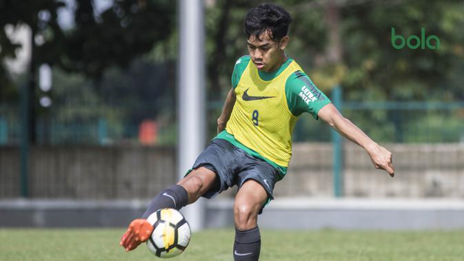 Pemain Timnas Indonesia U-19, Luthfi Kamal, mengontrol bola saat latihan di Lapangan ABC Senayan, Senin (19/2/2018). Pemusatan ini akan berlangsung selama satu pekan, yakni 18-25 Februari. (Bola.com/Vitalis Yogi Trisna)