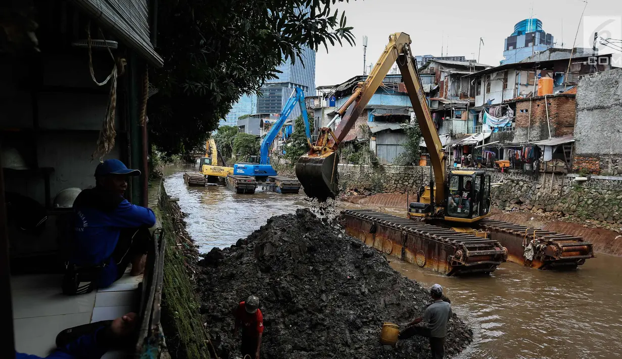Pekerja menggunak alat mengeruk Kali Krukut di Kawasan Kebayoran Baru, Jakarta, Rabu (13/12). Pengerukan dilakukan untuk membersihkan sedimen lumpur penghambat laju arus air yang berpotensi menimbulkan banjir pada musim hujan. (Liputan6.com/Faizal Fanani)