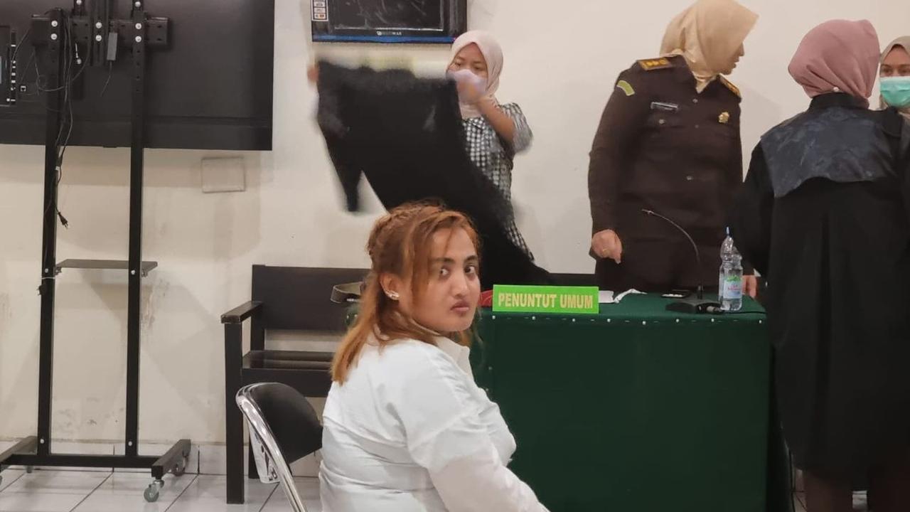 Diketahui, Lina Mukherjee dipolisikan pemuka agama Islam M Syarif Hidayat atas konten yang dibuat di media sosial berupa makan kulit babi dengan membaca basmalah.<br>