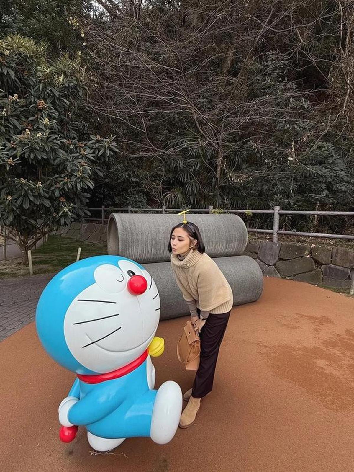 6 Potret Prilly Latuconsina Kunjungi Museum Doraemon, Nostalgia Masa Kecil