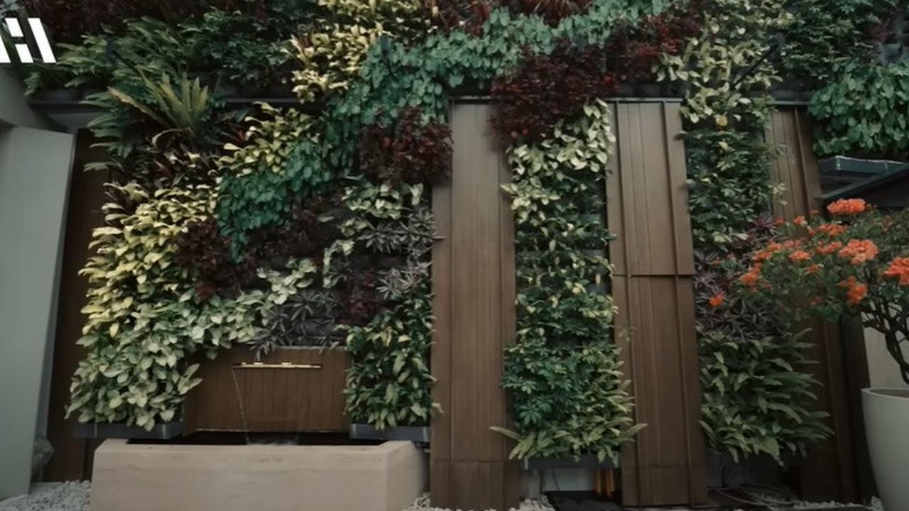 8 Potret Vertical Garden Rumah Mewah Titi Kamal dan Christian Sugiono, Indah dengan Nuansa Alam - Vibes bak Vila Bali