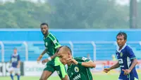 Gelandang sayap PSS Sleman, Riko Simanjuntak, menggiring bola pada laga melawan Persiku Kudus di Pegadaian Championship 2025/2026 di Stadion Wergu Wetan, Kudus, Jawa Tengah, Minggu (21/9/2025) sore WIB. (Bola.com/Dok. PSS Sleman)