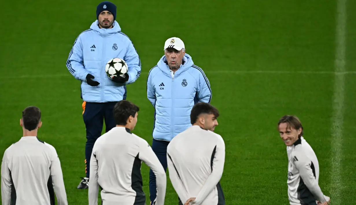 Real Madrid, tim racikan pelatih Carlo Ancelotti akan melakoni laga tandang melawan Liverpool pada pertandingan kelima fase League Liga Champions 2024/2025. (Paul ELLIS/AFP)
