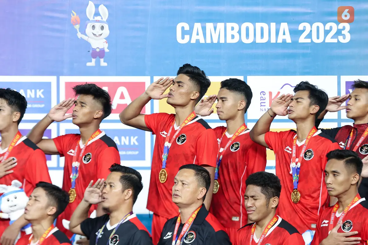 Foto: Membanggakan, Momen Timnas Indonesia U-22 Merayakan Medali Emas SEA Games 2023 di Podium
