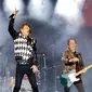 Penampilan Mick Jagger (kiri) dan Keith Richards saat konser Rolling Stones dalam tur 'No Filter' di Soldier Field, Chicago, Amerika Serikat, Jumat (21/6/2019). Rolling Stones membuka konser dengan hits klasik 'Street Fighting Man'. (Kamil Krzaczynski/AFP)