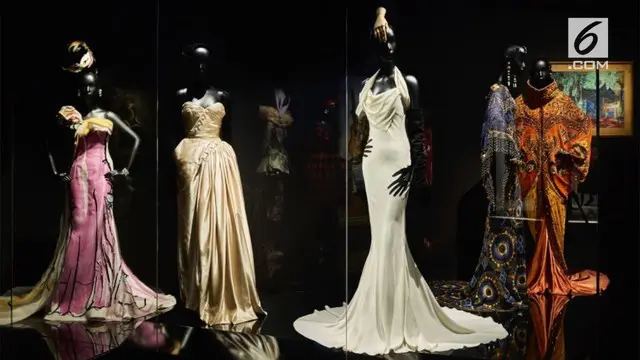 Sebanyak 300 gaun couture Dior sejak tahun 1947 hingga 2017 dipajang apik dalam pameran ini.