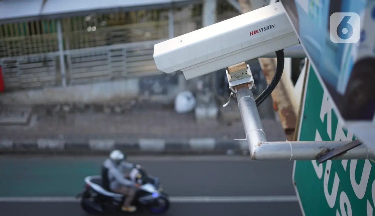 Kamera pengawas atau 'closed circuit television' (CCTV) terpasang di jalur koridor 6 Transjakarta di Mampang, Jakarta, Kamis (23/1/2020). Direktorat Lalu Lintas Polda Metro Jaya akan menerapkan tilang elektronik atau ETLE awal Februari 2020. (Liputan6.com/Immanuel Antonius)