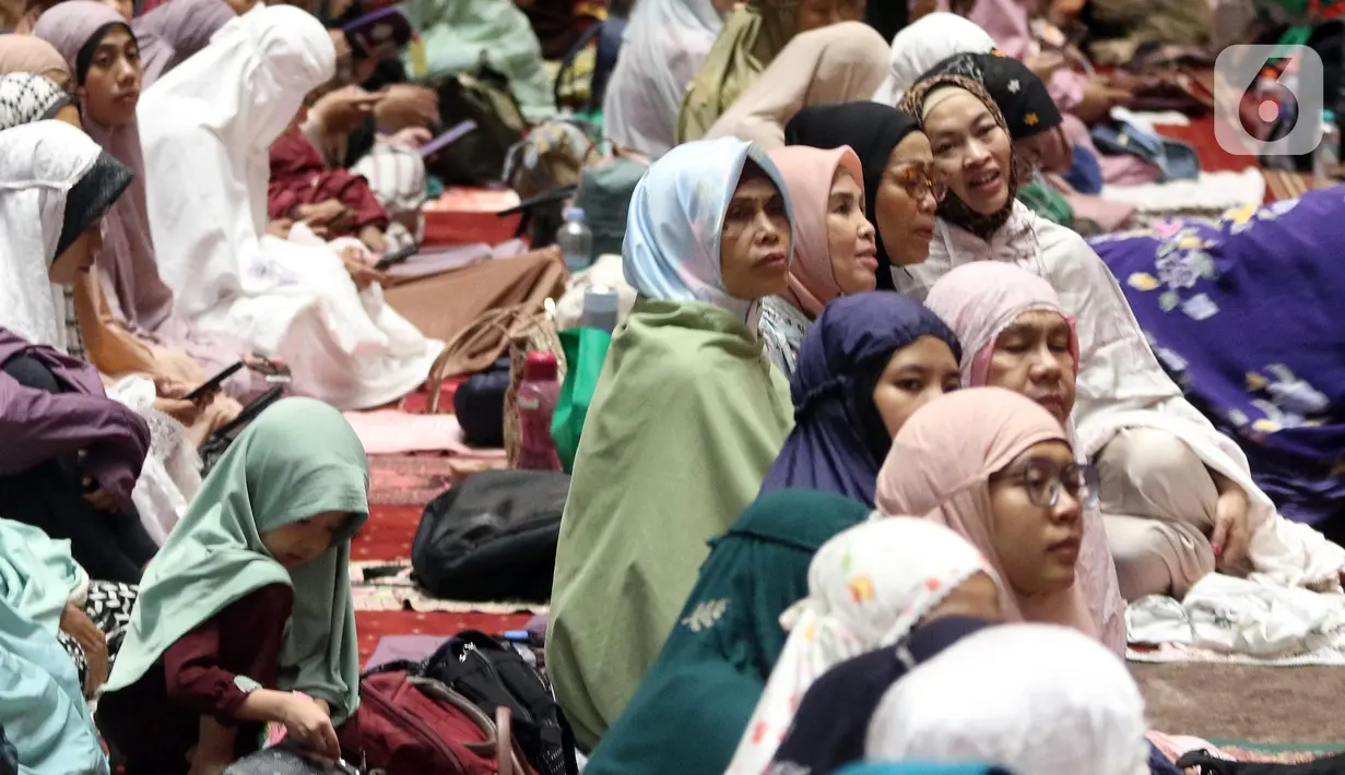 Usai mendengar pengumuman penetapan awal Ramadan, ribuan umat muslim langsung melaksanakan salat tarawih. (Liputan6.com/Herman Zakharia)