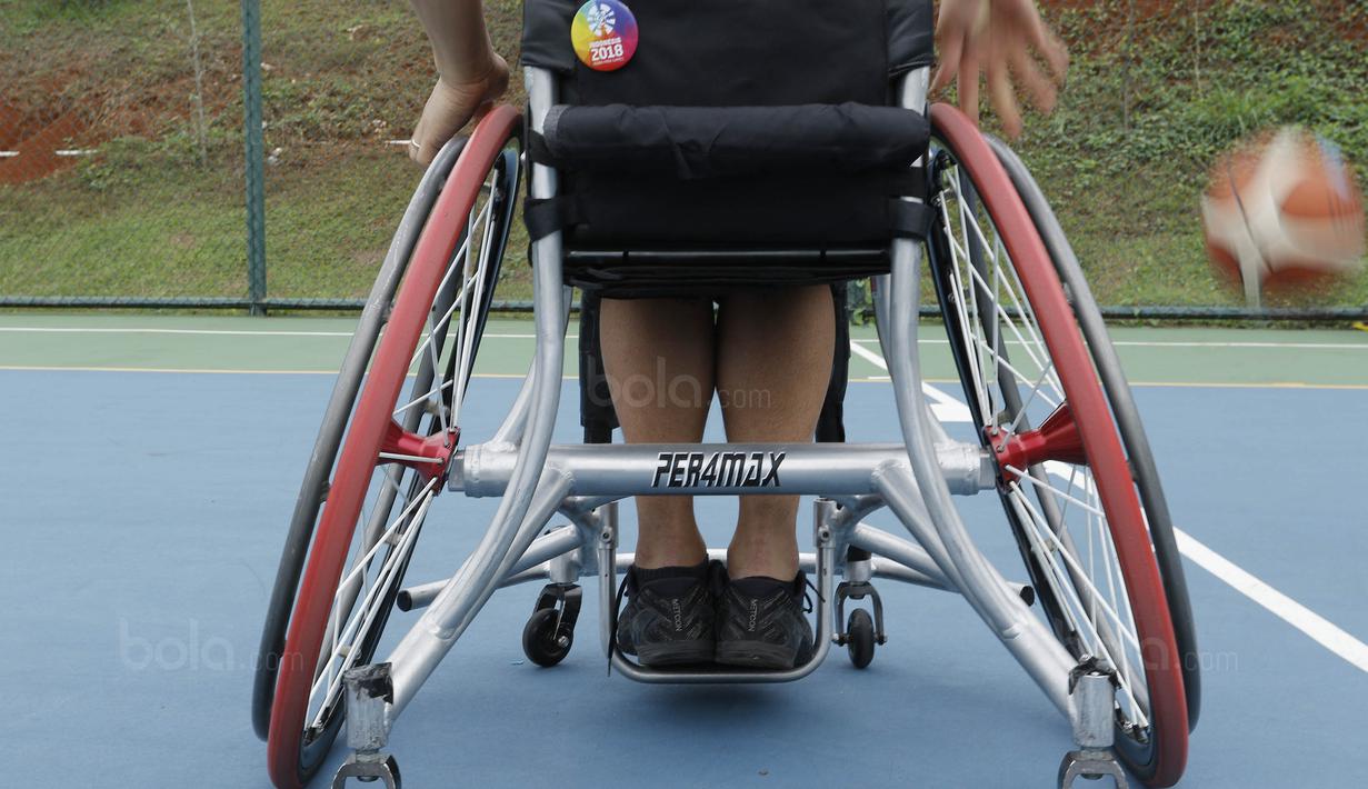 Cedera tersebut memang tidak membuat Donald Santoso lumpuh total. Hanya saja, ia tak bisa berlari dan bermain basket seperti dulu..(Bola.com/M Iqbal Ichsan)