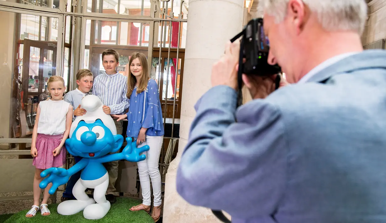 Raja Belgia Philippe, mengambil gambar anak-anaknya putri Eleonore, pangeran Emmanuel, pangeran Gabriel dan putri mahkota Elisabeth saat mengunjungi pusat komik Belgia di Brussels, Belgia, (19/7). (REUTERS/Laurie Dieffembacq/Pool)
