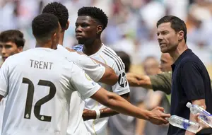 Pelatih Real Madrid, Xabi Alonso, berbicara dengan para pemainnya dalam pertandingan Grup H Piala Dunia Antarklub antara Real Madrid dan Al Hilal di Miami Gardens, Florida, Rabu, 18 Juni 2025. (AP Photo/Rebecca Blackwell)