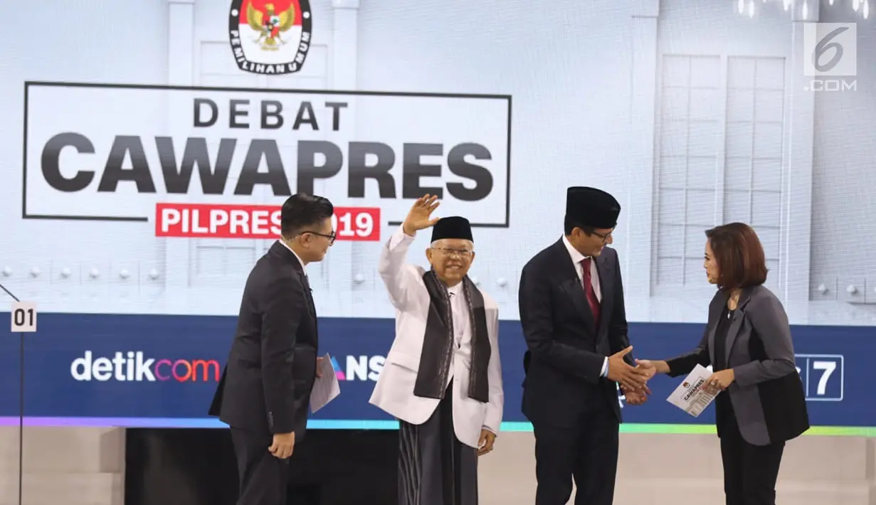 Cawapres nomor urut 01 dan nomor urut 02, Ma'ruf Amin dan Sandiaga Uno didampingi moderator Putri Ayuningtyas serta Alfito Deannova seusai mengikuti debat cawapres 2019 di Hotel Sultan, Jakarta, Minggu (17/3). (Liputan6.com/Johan Tallo)