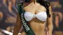 Kontestan Miss Earth 2017, Miss Ecuador Lessie Giler berjalan menuju tepi kolam hotel untuk bersiap melakukan sesi pemotretan dengan bikini di Manila, Filipina, Senin (30/10). 86 wanita cantik dari seluruh dunia mengikuti kontes ini (AP/Aaron Favila)