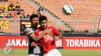 Gelandang Bali United, Syakir berebut bola atas dengan bek Sriwijaya FC Fachrudin WA saat laga perebutan tempat ketiga Piala Bhayangkara 2016 di Stadion GBK Jakarta, Minggu (3/4/2016). Sriwijaya unggul 2-0. (Liputan6.com/Helmi Fithriansyah)