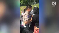 Kakorlantas Polri Royke Lumowa memberikan penghargaan kepada anggota Polres Purwakarta yang turut membantu seorang ibu melahirkan anaknya di KM 82 Tol Cipali, Minggu, 2 Juli 2017.