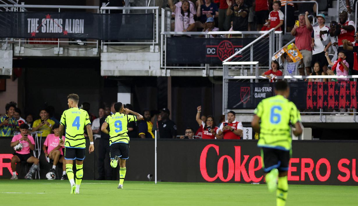 Selebrasi striker Arsenal, Gabriel Jesus (tengah) setelah mencetak gol pertama timnya ke gawang MLS All-Stars pada laga pramusim 2023/2024 di Washington DC, Amerika Serikat, Kamis (20/7/2023) pagi WIB. (AFP/Getty Images/Tim Nwachukwu)