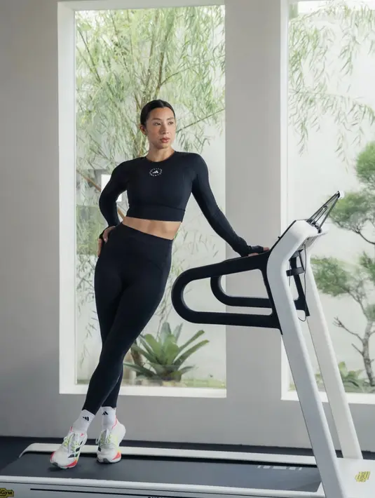 Kenakan sporty attire, Jennifer juga selalu totalitas dengan gaya fashioonya yang chic. [Foto: Instagram/ Jennifer Bachdim]