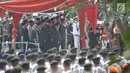 Presiden Joko Widodo didampingi Wapres Jusuf Kalla memimpin upacara pemakaman Presiden ke-3 RI Bacharuddin Jusuf Habibie di TMP Kalibata, Jakarta, Kamis (12/9/2019). Habibie wafat pada Rabu (11/9/2019) dalam usia 83 tahun saat menjalani perawatan di RSPAD Gatot Soebroto. (merdeka.com/Iqbal S. Nugroh