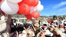Upacara bendera 17 Agustusan dimeriahkan momen pelepasan sejumlah balon merah putih. Balon-balon ini lalu terpencar ke langit biru dan disambut antusiasme anak-anak PAUD. Netizen menyambut hangat kebaikan hati Yuni Shara membuka PAUD di kampung halaman. Sebagian menyebut jiwa keibuanlah yang menggerakkan hati sang artis untuk berbuat baik. (Foto: Dok. Instagram @yunishara36)
