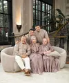 Ide baju Lebaran sarimbit dari keluarga YouTuber Fadil Jaidi. Tampil dengan nuansa nude yang lembut, sarimbit keluarga Fadil ini bisa jadi inspirasi menyambut Hari Raya dengan menawan. [Foto: Instagram/heylocal.id]