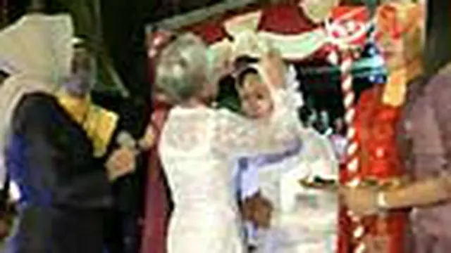 Siapa bilang catwalk hanya menjadi arena peragaan busana bagi perempuan muda yang cantik-cantik. Puluhan nenek-nenek di Gorontalo mengikuti kontes ratu lansia dan berlenggok-lenggok di atas catwalk. 
