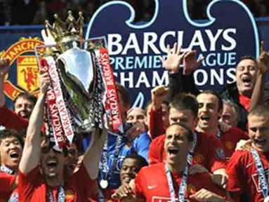 Manchester United team celebrate with the English Premier League trophy after drawing 0-0 with Arsenal at Old Trafford, on May 16, 2009.The club&#039;s third title in a row equals Liverpool&#039;s record of 18 League championships. AFP PHOTO/ADRIAN DENNIS