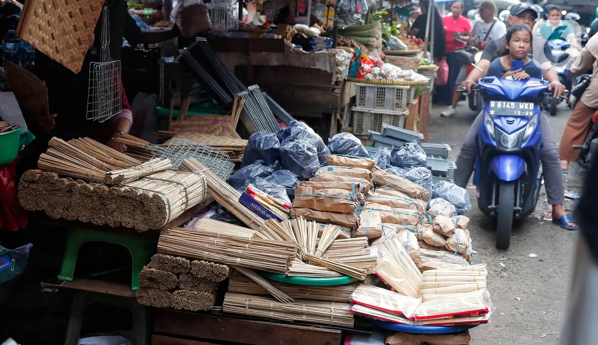 Peningkatan pembelian peralatan pembuatan sate tersebut mulai dirasakan mendekati Hari Raya Idul Adha. (Liputan6.com/Angga Yuniar)