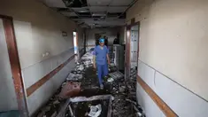 Salah satu staf rumah sakit Palestina memeriksa kerusakan di dalam rumah sakit Nasser di Khan Yunis, Jalur Gaza selatan, menyusul serangan Israel pada 13 Mei 2025. (Eyad BABA/AFP)