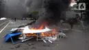 Massa membakar sejumlah barang di Jalan MH. Thamrin, Jakarta, Kamis (8/10/2020). Aksi anarkis massa dilakukan setelah bentrok dengan petugas kepolisian di kawasan Patung Kuda, Jakarta.(merdeka.com/Arie Basuki)