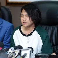 Sebagai seorang istri, ia juga sering kali mengalah saat terjadi permasalahan dengan suaminya. Bahkan, demi menjaga keutuhan rumah tangganya, ia hingga sujud mencium kaki suaminya. (Deki Prayoga/Bintang.com)