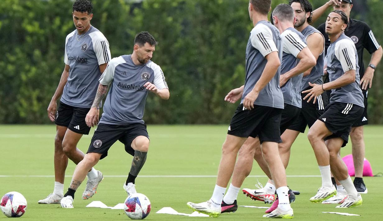 Pemain Inter Miami, Lionel Messi, mengikuti sesi latihan jelang pertandingan melawan Cruz Azul pada laga Leagues Cup 2023 di Fort Lauderdale, Kamis (20/7/2023). (AP Photo/Lynne Sladky)