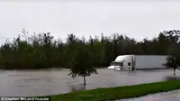 Seorang pengemudi truk trailer dengan gagah berani mengemudikan kendaraannya menerjang banjir besar di South Carolina.