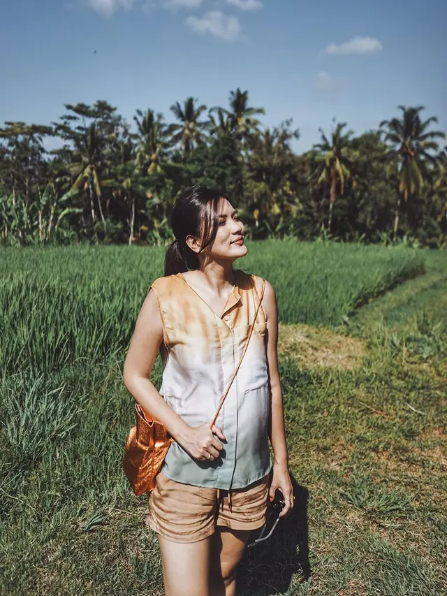 Kerap Bergaya Kasual, Ini 6 Pesona Deasy Priscilla Istri Marcel Chandrawinata