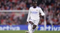 Bek Real Madrid, Ferland Mendy mengontrol bola saat bertanding melawan Athletic Bilbao pada pertandingan La Liga Spanyol di stadion San Mames, Spanyol, Kamis (23/12/2021). Hasil ini membuat Madrid mengoleksi 46 poin, masih di peringkat pertama klasemen Liga Spanyol. (AP Photo/Ricardo Larreina)