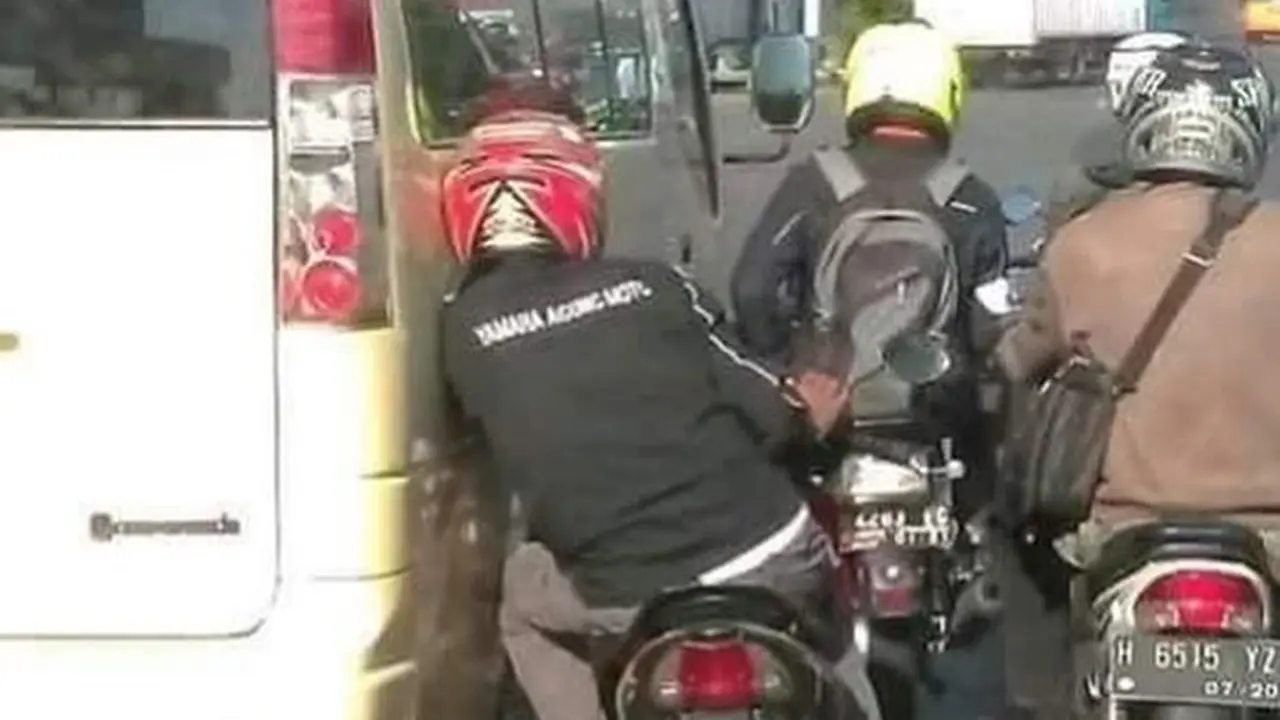 6 Kelakuan Tidak Biasa Saat Naik Motor, Bikin Enggak Habis Pikir