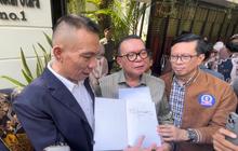 Ada Tandatangan Jokowi, Rismon Pamer Buku Berjudul Otentikasi Ijazah Joko Widodo