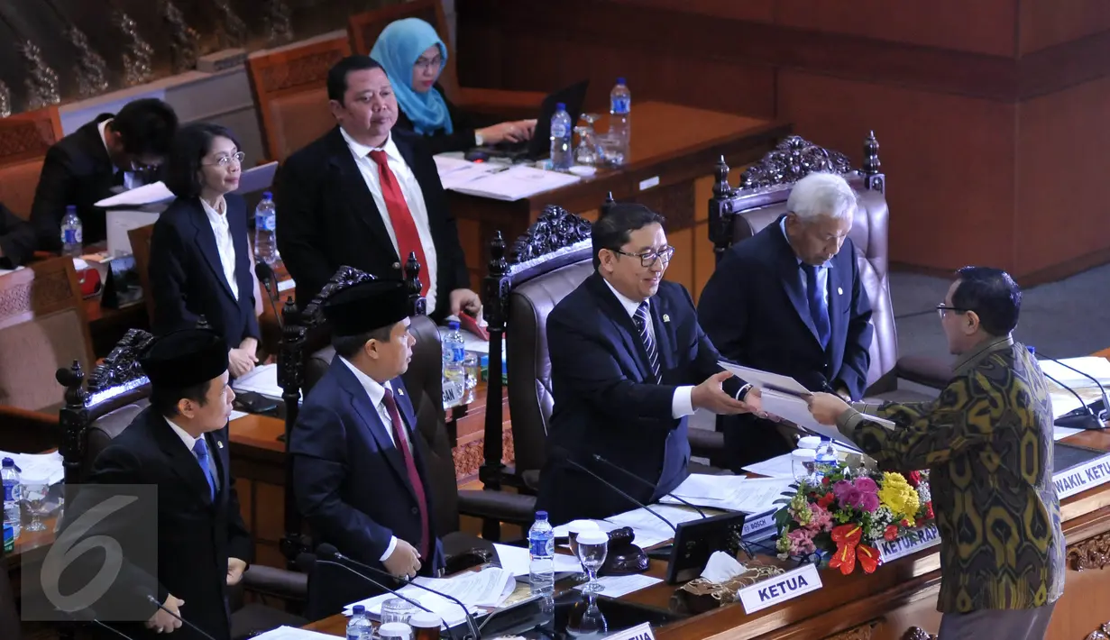Wakil Ketua Baleg, Bambang Subagio menyerahkan hasil pembahasan Prolegnas kepada Wakil Ketua DPR Fadli Zon yang memimpin paripurna saat Sidang Paripurna ke-17 Masa Persidangan III tahun 2014-2019, Jakarta, Selasa (26/1/2016). (Liputan6.com/Johan Tallo) 