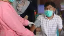 Tenaga kesehatan menjalani pemeriksaan sebelum menjalani vaksinasi COVID-19 di Puskesmas Jurang Mangu, Tangerang Selatan, Jumat (15/1/2021). Program vaksinasi COVID-19 tahap pertama kepada tenaga kesehatan mulai dilakukan di berbagai daerah di Indonesia. (Liputan6.com/Angga Yuniar)