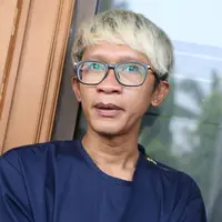 Komedian dan pemeran Aming Sugandi membacakan ikrar talak di Pengadilan Agama Jakarta Selatan pada Senin (24/7). Sebelumnya, telah dibacakan putusan cerai majelis hakim. (Nurwahyunan/Bintang.com)