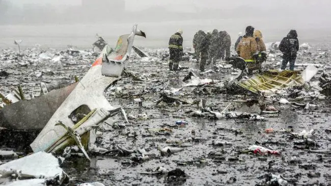 Tim penyelamat Rusia memeriksa tempat kecelakaan Boeing 737 milik FlyDubai pada 2016. (Sumber AFP/Russian Emergencies Ministry/STR)