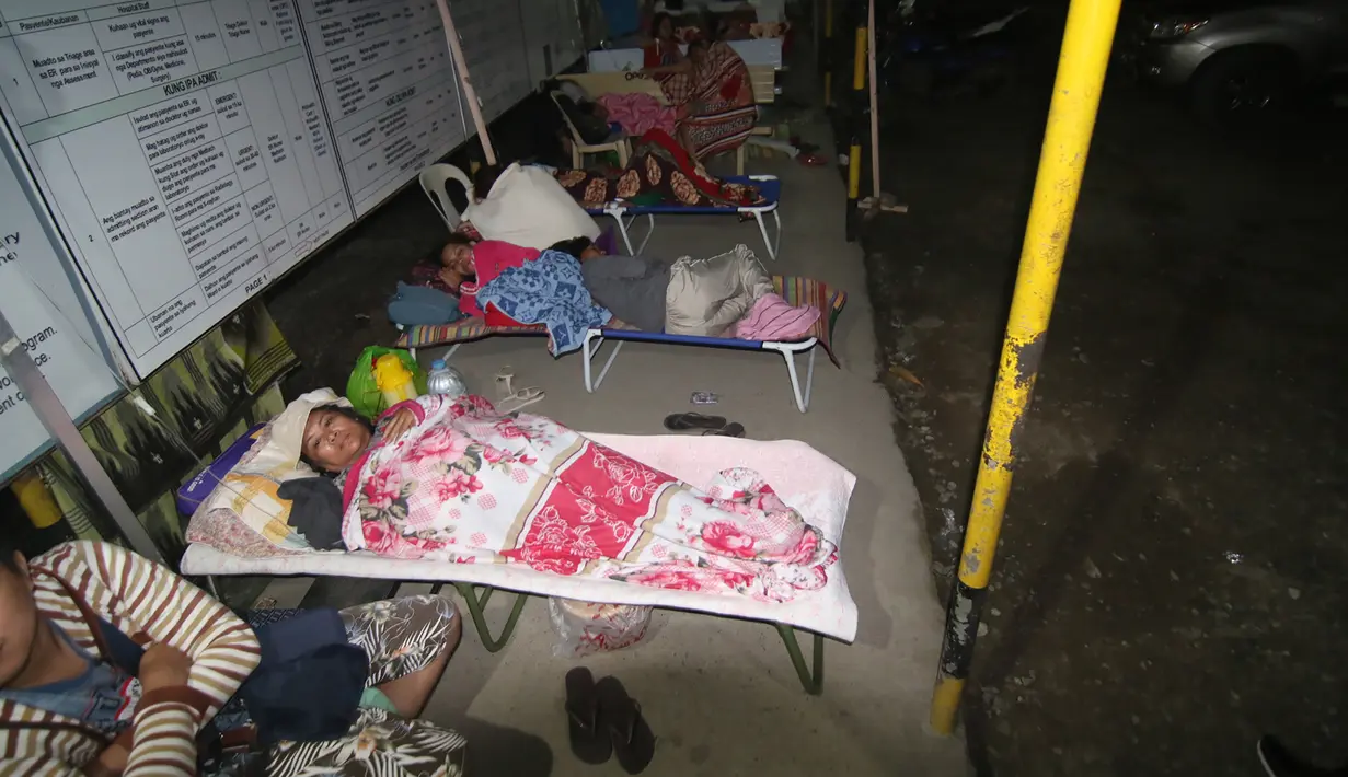 Sejumlah orang korban gempa sedang menjalani perawatan di sebuah rumah sakit di Surigao City, Pulau Mindanao, Filipina (11/2). Gempa tersebut mengakibatkan sedikitnya empat orang tewas dan 120 orang lainnya terluka. (AFP/Erwin Mascarinas)