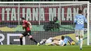 Olivier Giroud sukses menambah keunggulan AC Milan menjadi menjadi 3-0 usai menceploskan dua gol ke gawang Lazio yang di kawal Pepe Reina. Hal tersebut terjadi tepatnya pada menit ke-41 dan di waktu tambahan babak pertama. (AP/Antonio Calanni)