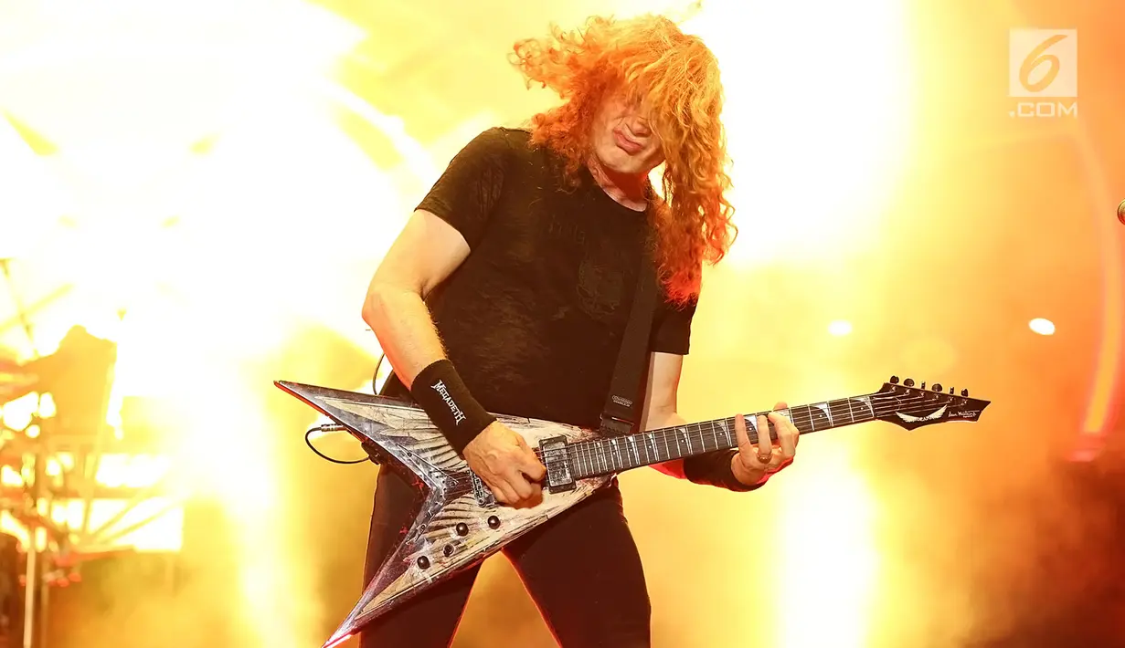 Gitaris sekaligus vokalis Megadeth, Mustaine beraksi di atas panggung Jogjarockarta 2018 di Stadion Kridosono, Yogyakarta (27/10). Sekitar 15 ribu penonton yang memadati Stadion menyaksikan Band thrash metal tersebut. (Fimela.Com/Bambang E.Ros)