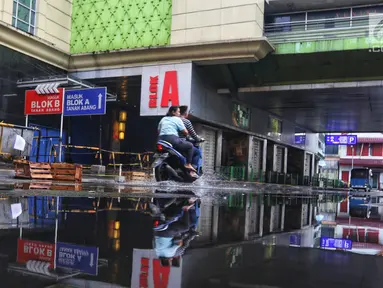 Pengendara motor melintas pada hari ketiga Lebaran di depan Gedung Blok A Pasar Tanah Abang, Jakarta, Jumat (7/6/2019). Selepas Hari Raya Idul Fitri, Pasar Tanah Abang masih tutup dan direncanakan buka pada Kamis (13/6) mendatang. (Liputan6.com/Johan Tallo)