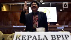 Kepala Badan Pembinaan Ideologi Pancasila (BPIP) Yudian Wahyudi bersiap mengikuti Rapat dengar Pendapat dengan Komisi II DPR di Kompleks Parlemen, Senayan, Jakarta, Selasa (18/2/2020). Agenda rapat salah satunya membahas rencana pemulangan anak-anak ISIS eks WNI. (Liputan6.com/Johan Tallo)