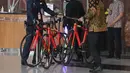 Petugas menyusun sepeda jenis Road Bike di lobby Gedung KPK, Jakarta, Jumat (19/3/2021). KPK menerima 13 unit sepeda dari pihak yang mewakili tersangka suap perizinan pengelolaan komoditas perairan tahun 2020, Syafri, Staf Khusus mantan Menteri KKP, Edhy Prabowo. (Liputan6.com/Helmi Fithriansyah)