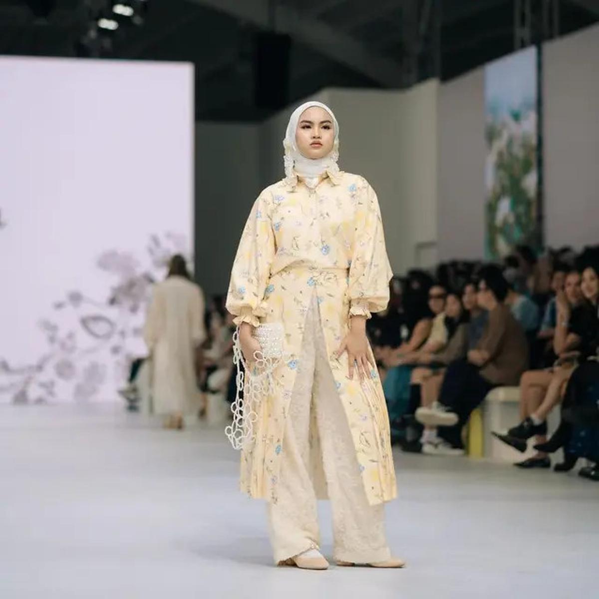 5 Potret Anggun dan Fresh Xaviera Putri dalam Busana Lokal di Jakarta Fashion Week 2025