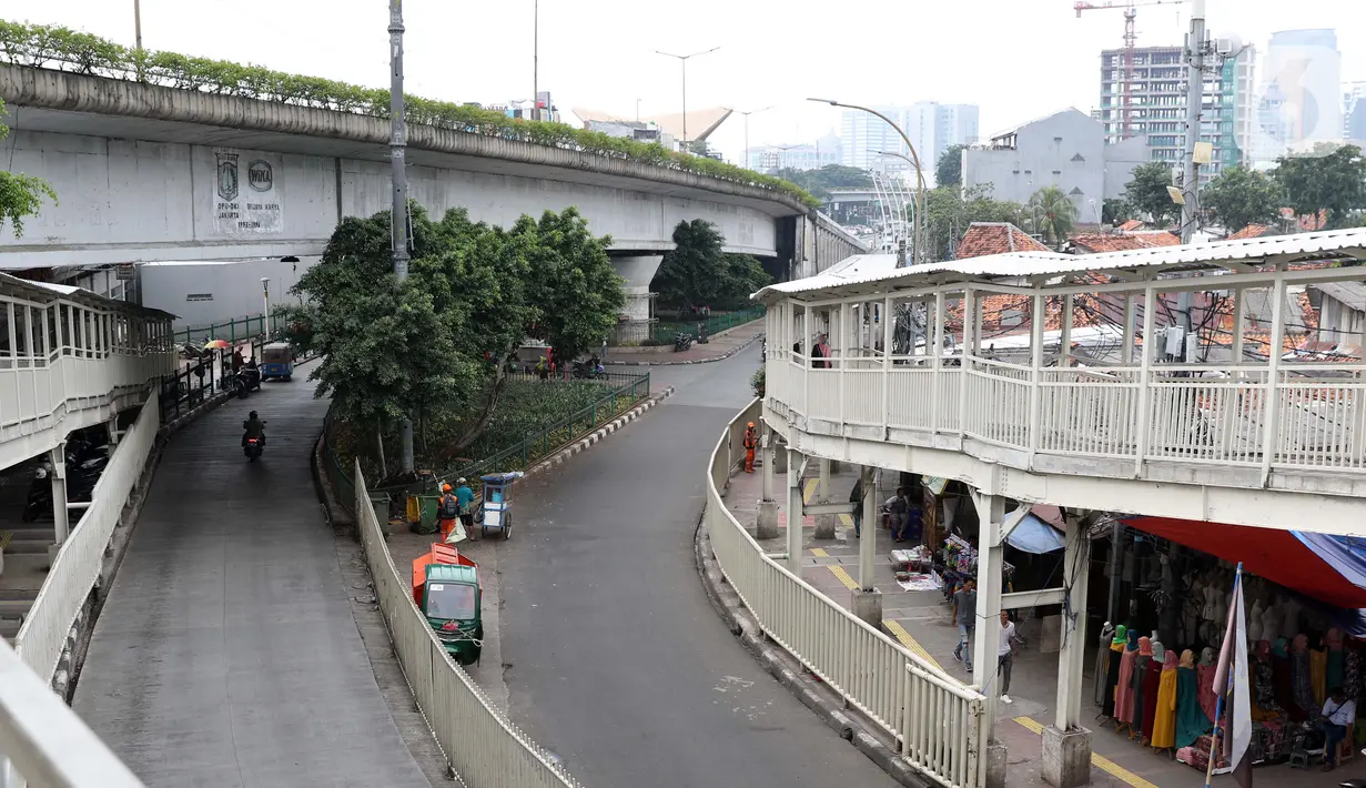 Suasana jalan di kawasan Pasar Tanah Abang, Jakarta, Jumat (27/3/2020). Sebagai upaya pencegahan penularan virus Corona COVID-19, Perumda Pasar Jaya menutup sementara aktivitas perdagangan di Pasar Tanah Abang Blok A, B dan F terhitung 27 Maret hingga 5 April 2020. (Liputan6.com/Helmi Fithriansyah)