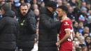 Pelatih Liverpool, Jurgen Klopp berusaha menghibur Diogo Jota yang ditarik keluar akibat cedera saat menghadapi Manchester City pada laga pekan ke-13 Liga Inggris 2023/2024 di Etihad Stadium, Manchester, Sabtu (25/11/2023). (AP Photo/Rui Vieira)
