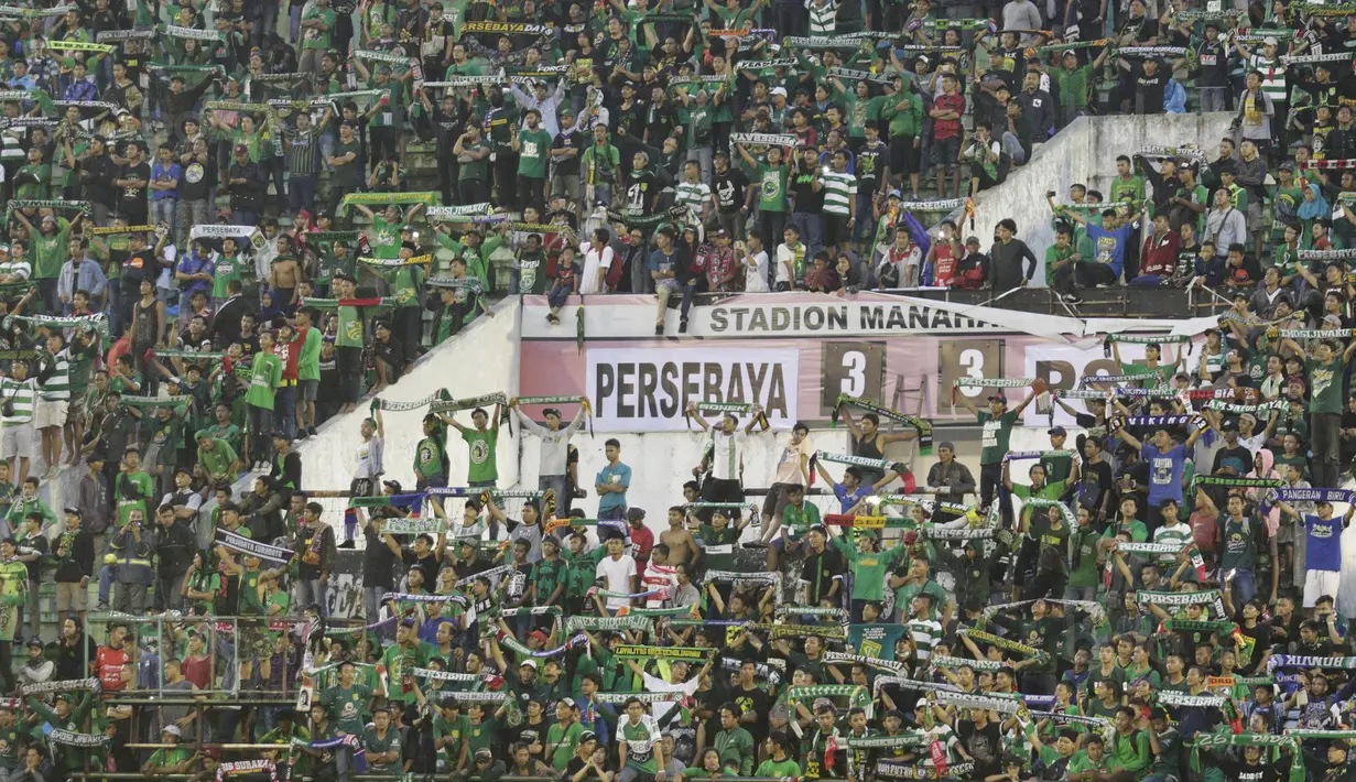 Suporter Persebaya saat pertandingan melawan PSMS pada laga perempat final Piala Presiden di Stadion Manahan, Solo, Sabtu, (3/2/2018). PSMS menang adu penalti atas Persebaya dengan skor 4-3. (Bola.com/M Iqbal Ichsan)